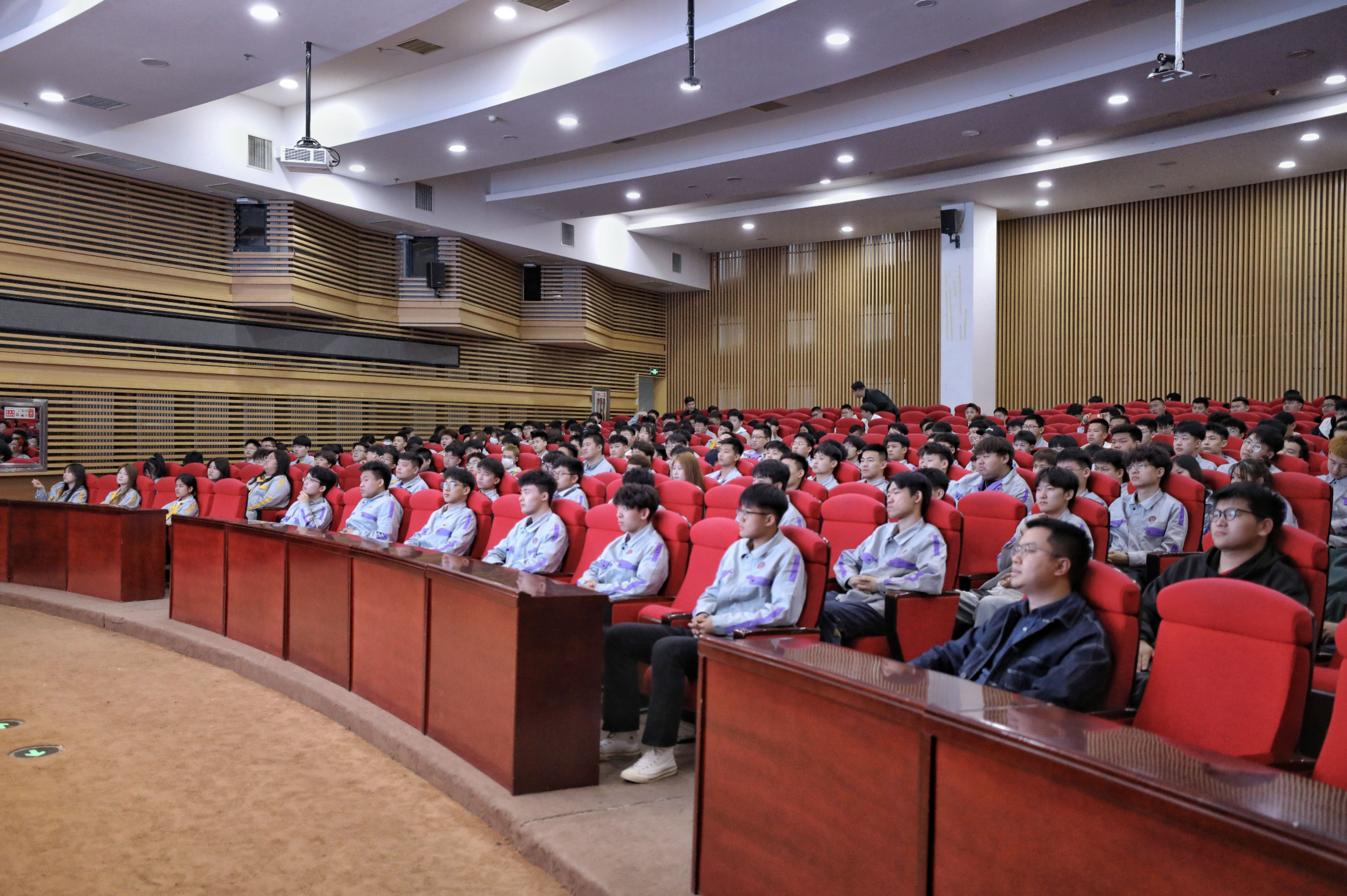 图二 讲座现场.jpg