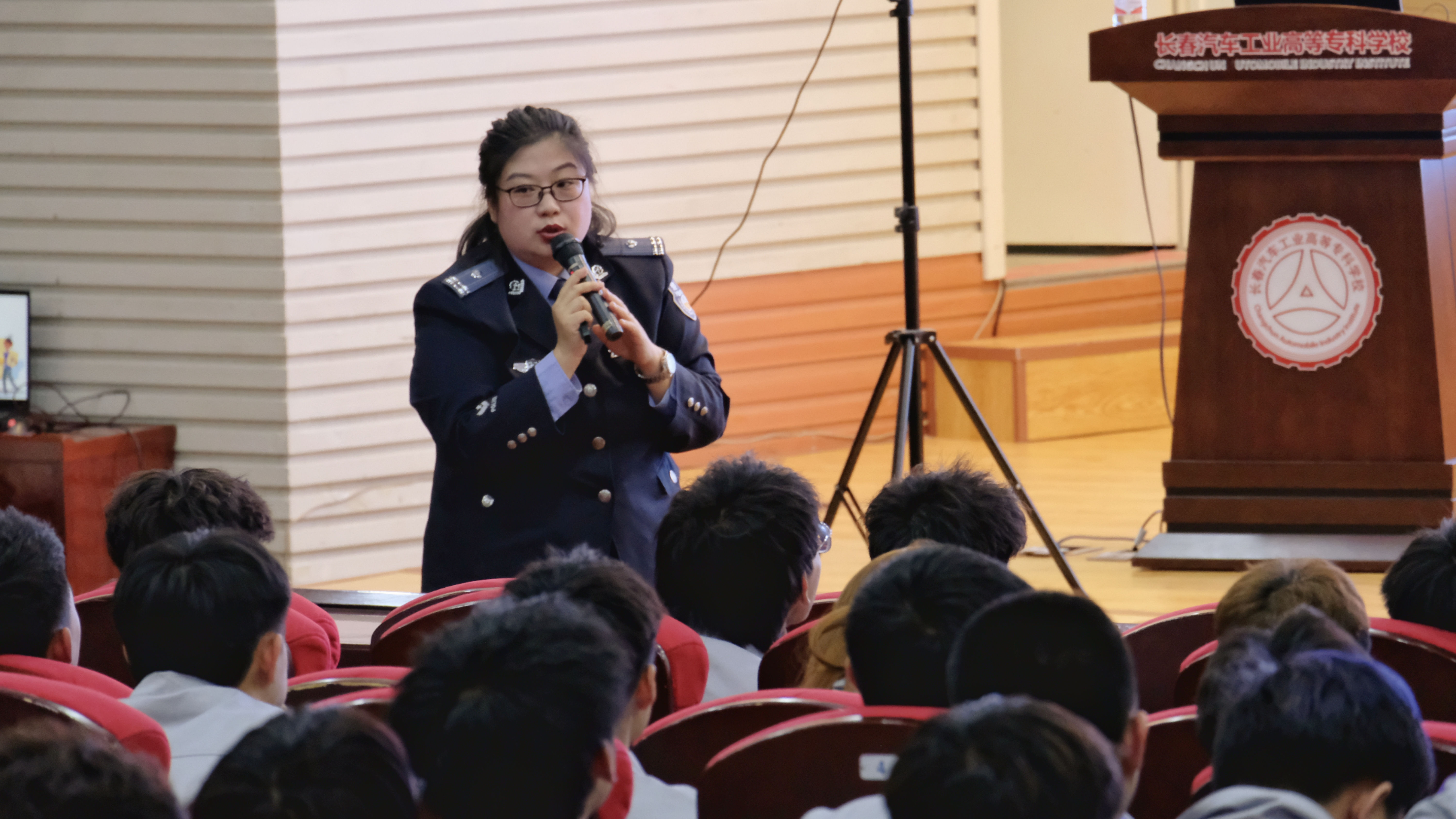 图三 孙颖与学生互动讲解.jpg