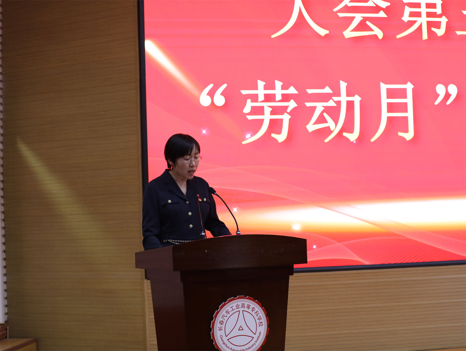 图3 团总支书记王珏琦介绍“劳动月”活动.jpg