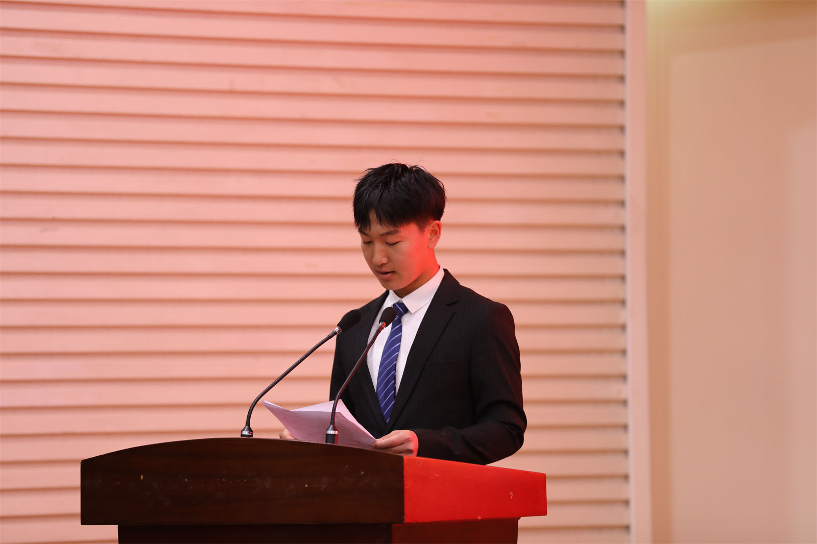 图4 学生代表姜贺发言.jpg