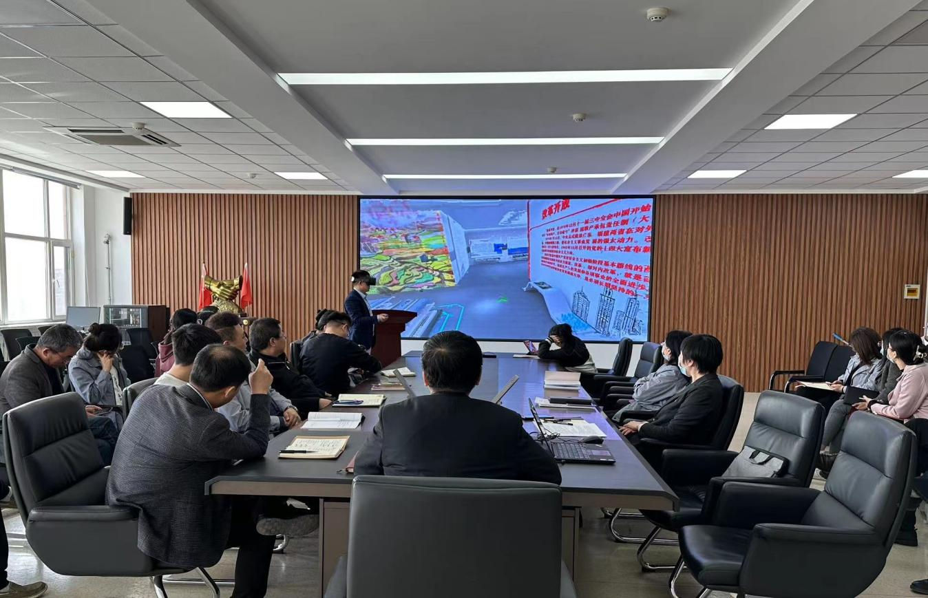 图2 郭其涛老师用VR设备感受.jpg