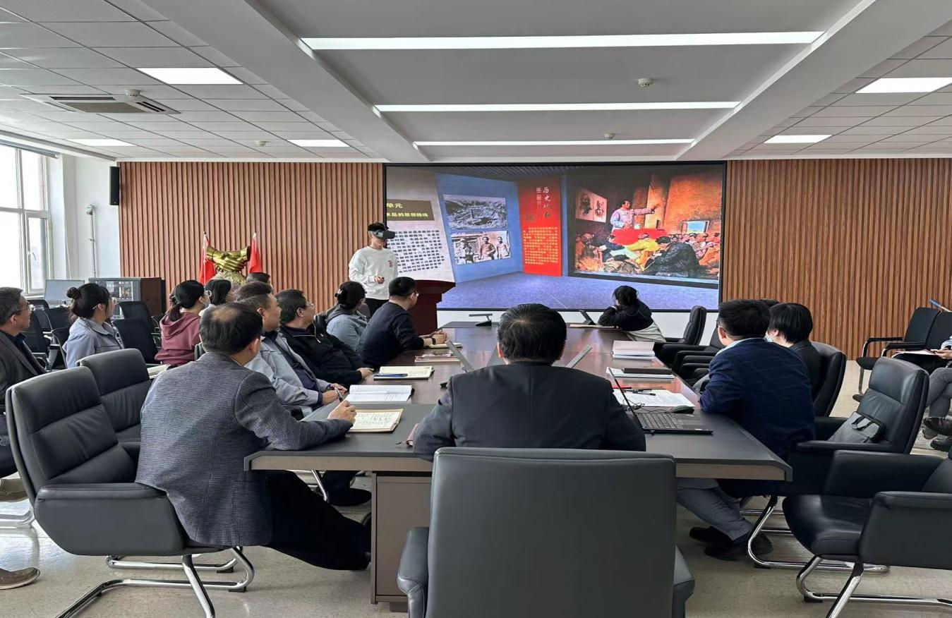 图3 徐凯老师用VR设备感受.jpg