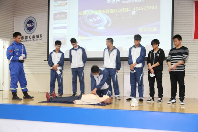 图2蓝天救援队队员向同学们传授急救技能_副本.jpg