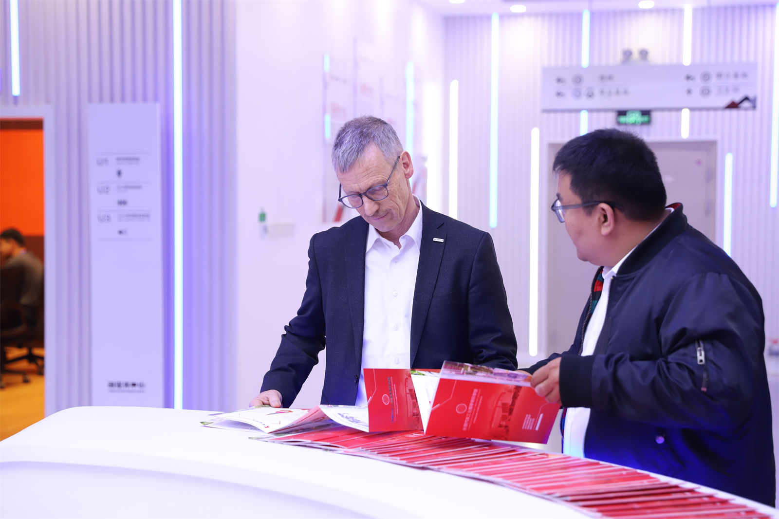 图2-Merker Michael先生翻看学校宣传册.jpg