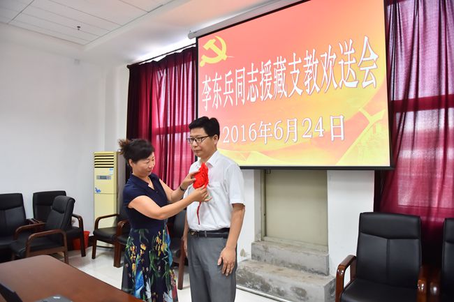 支部书记焦传君为李东兵佩戴大红花_副本.jpg