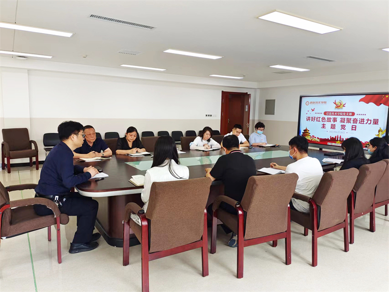 图2 王伟副书记讲述穆笑妍事迹.jpg