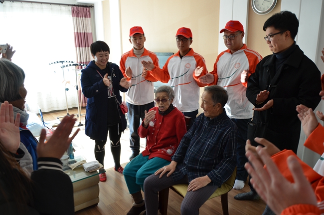 图五 抗美援朝文艺退伍兵奶奶为大家表演红歌_副本.jpg