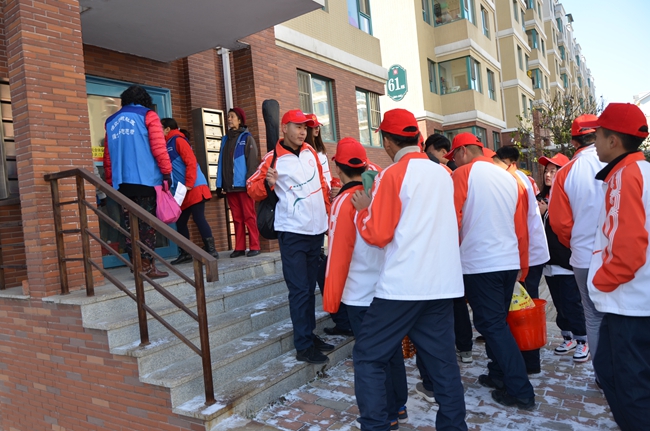 图六 学雷锋志愿者走访社区_副本.jpg