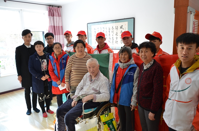 图四 探望社区空巢老人_副本.jpg