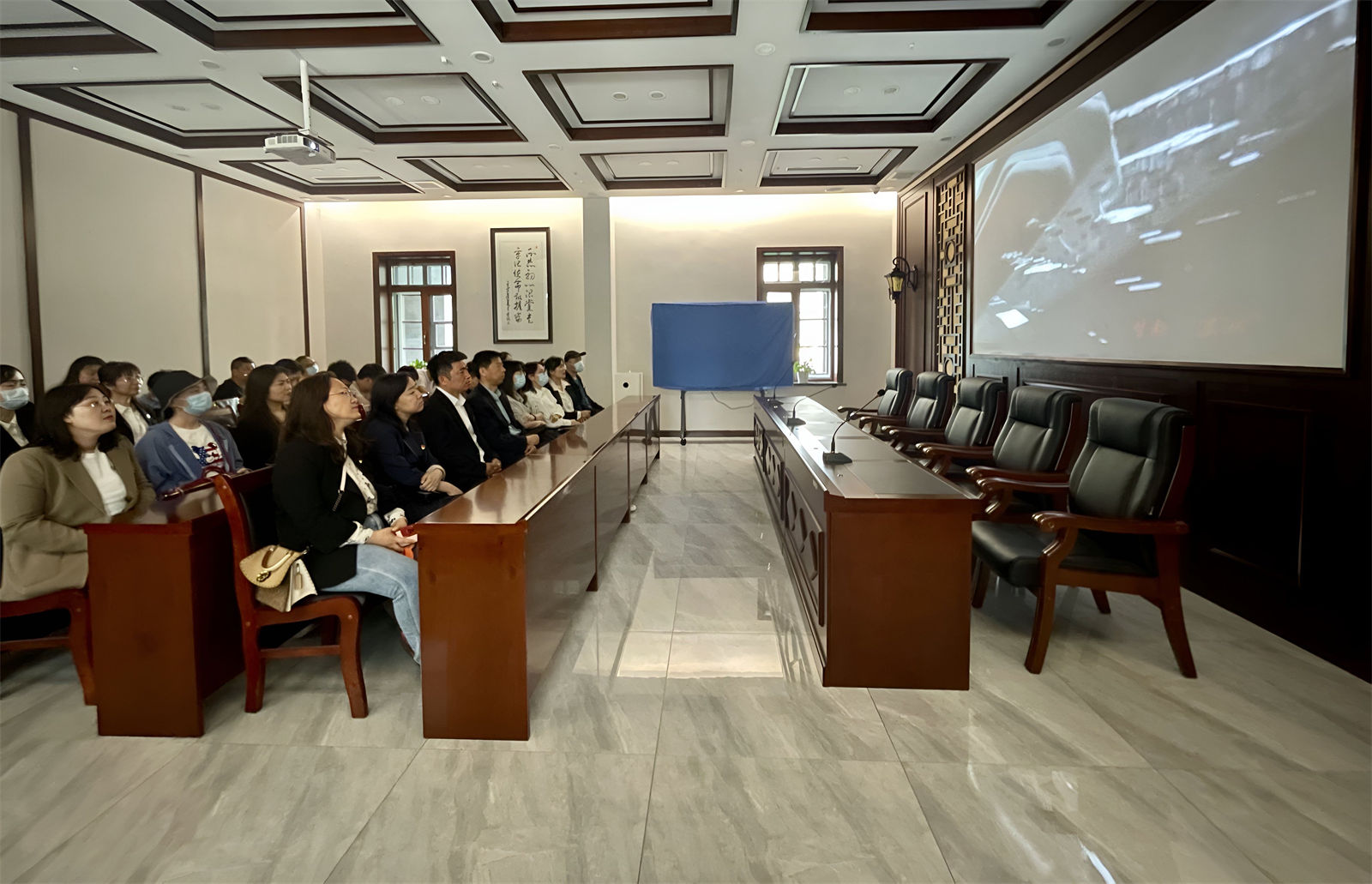 图2 老师们观看爱国影片.jpg