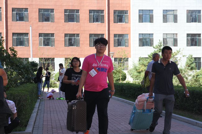 图5.志愿者为新生送行李_副本.jpg