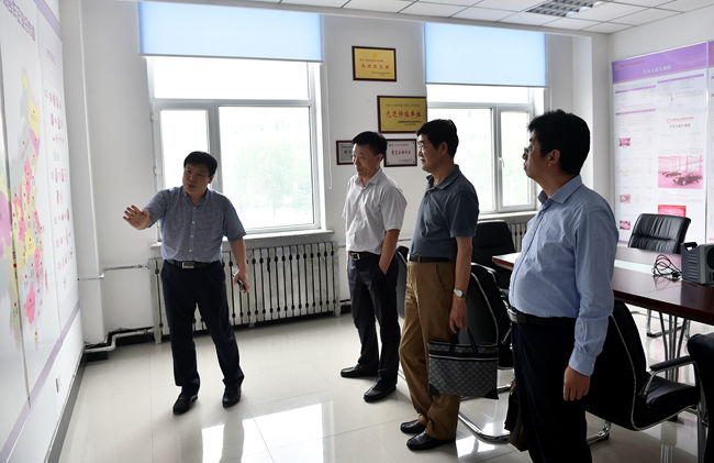 图为专家实地考察就业工作场地和设施1.jpg