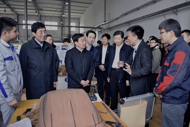 我校校长李春明向王晨副委员长等介绍我校汽车造型专业_副本.jpg
