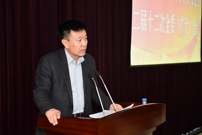校长兼党委副书记李春明向大会作报告_副本.jpg