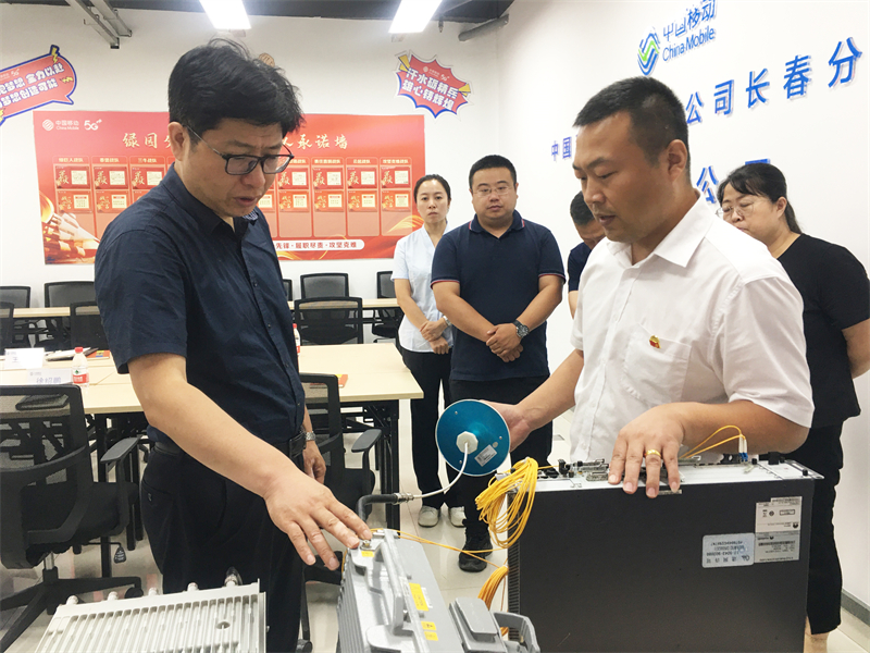 图3 通信设备交流.jpg