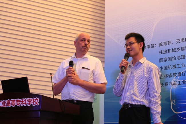 德国职业教育专家Guido Weimer先生在高端论坛上与教师交流探讨德国双元制_副本.jpg