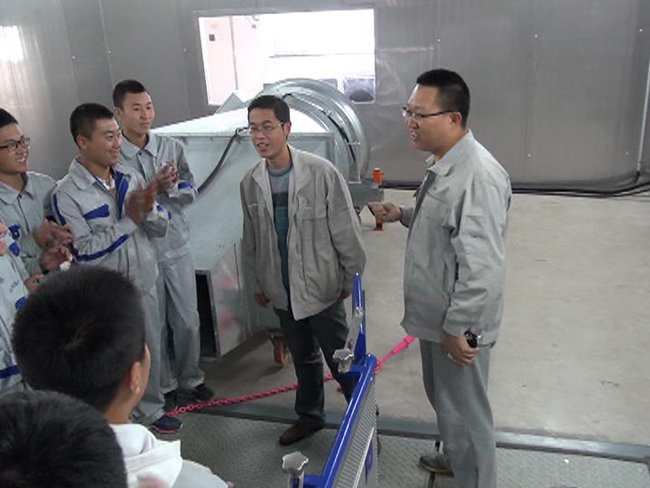 一汽技术中心技术人员为学生们讲解试验设备_副本.jpg