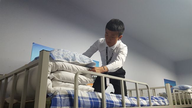 图2.志愿者为大赛选手整理被褥_副本.jpg