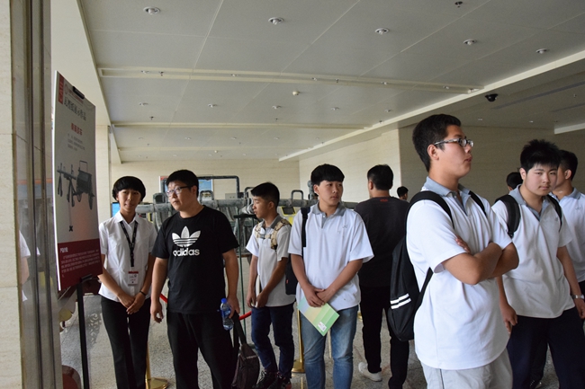 6中职学生参观古车作品展_副本.jpg