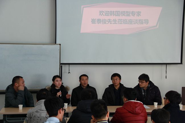 图二 企业专家与学生座谈_副本.jpg