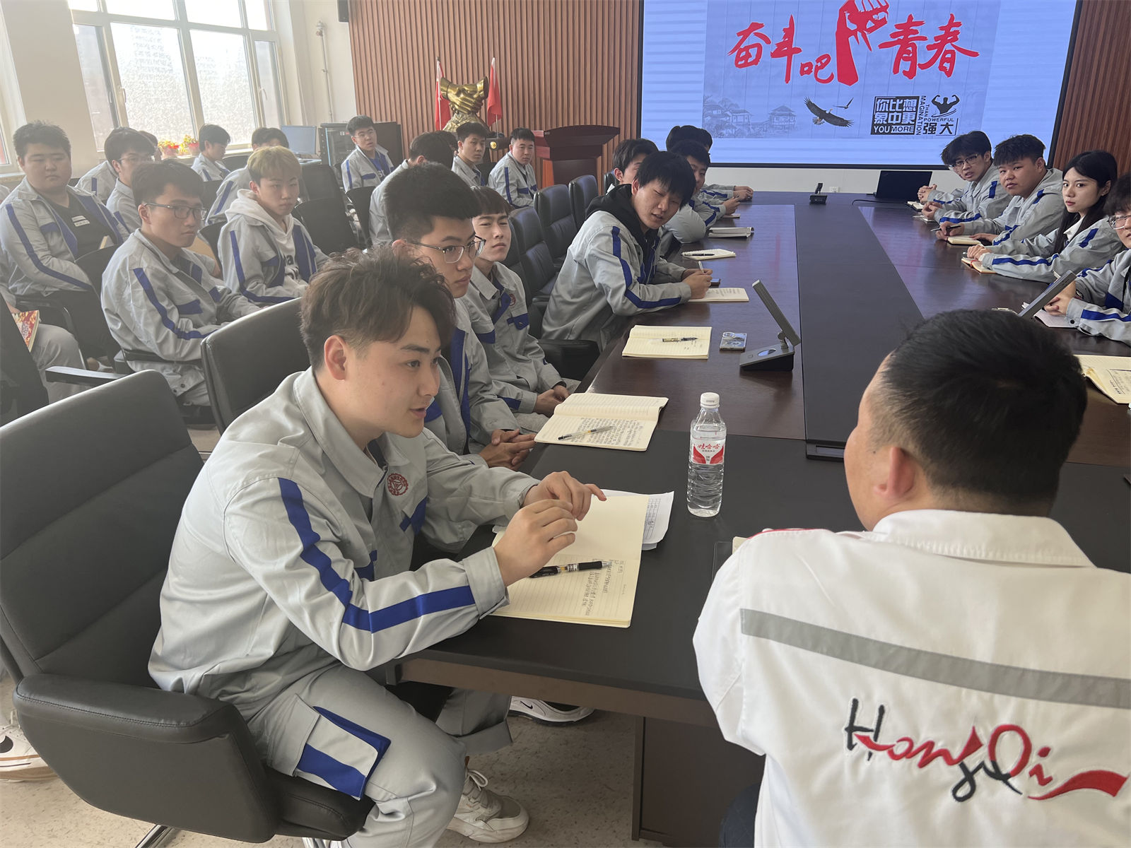 图2 付国栋学长现场为同学们答疑解惑.jpg