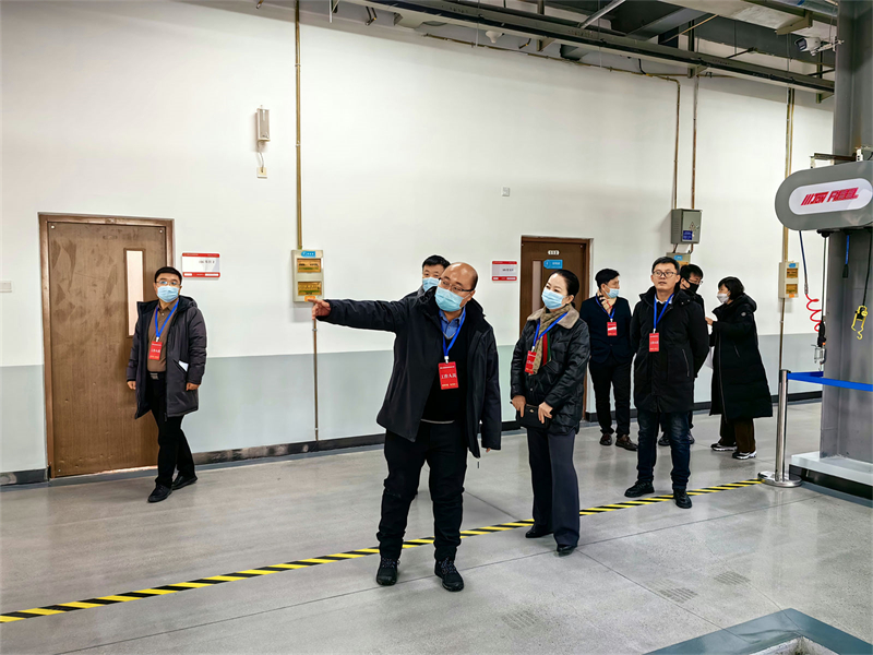 图4 汽车工程学院院长王立超向专家介绍了承办赛项的教室布置.jpg