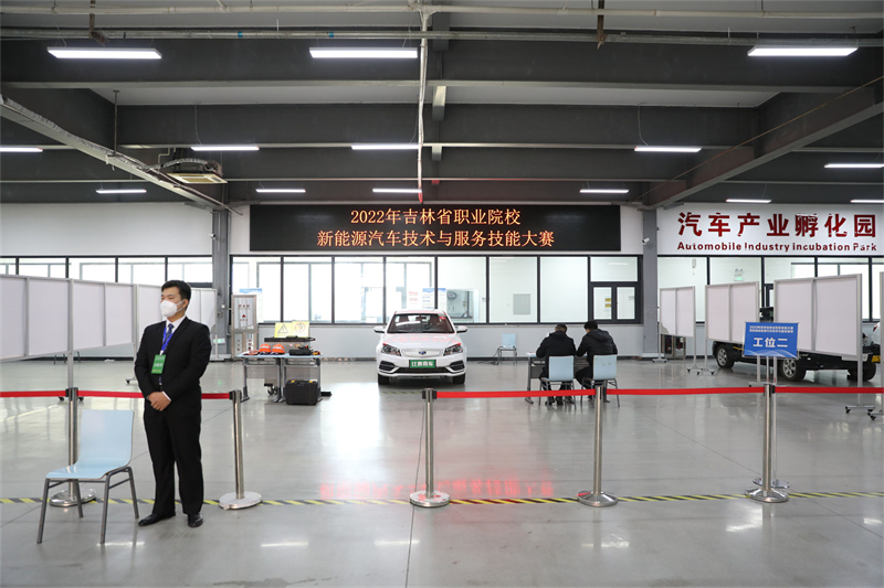 图2 新能源汽车技术与服务技能大赛比赛工位.JPG