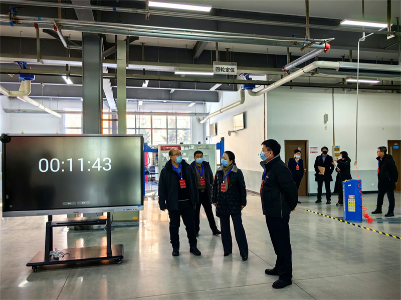 图3 汽车工程学院院长王立超向专家介绍了承办赛项的总体方案.jpg