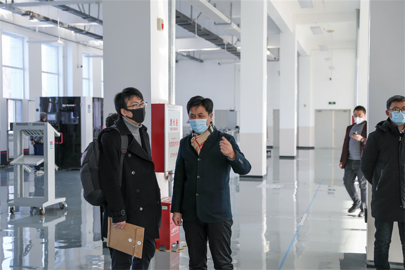 图5 教务处处长王翼飞与专家做交流.JPG