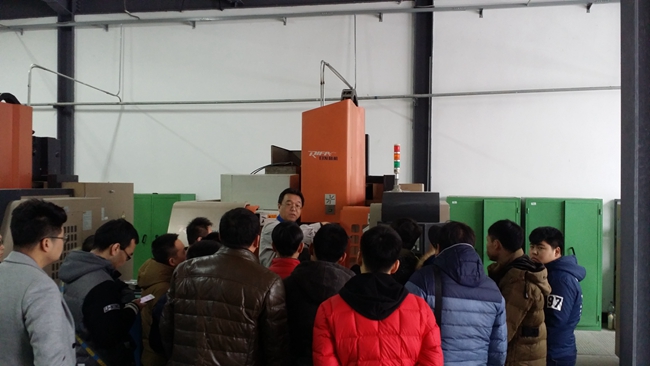 王文博老师与职工交流数控加工中心_副本.jpg