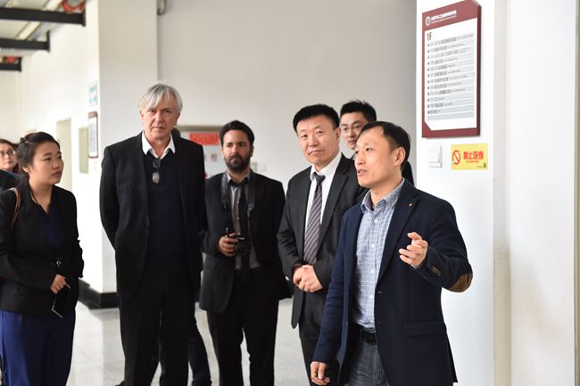 德国柏林职教集团一行参观气动技术实训室_副本.jpg