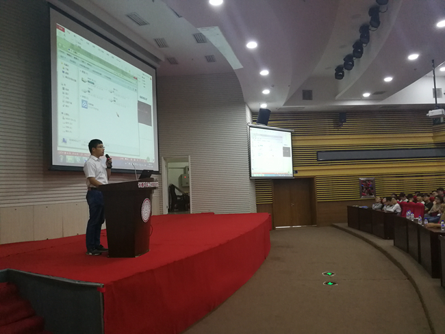 图 4台州发动机生产主管胡以成向同学介绍台州发动机厂(第四段第五段之间)_副本.jpg