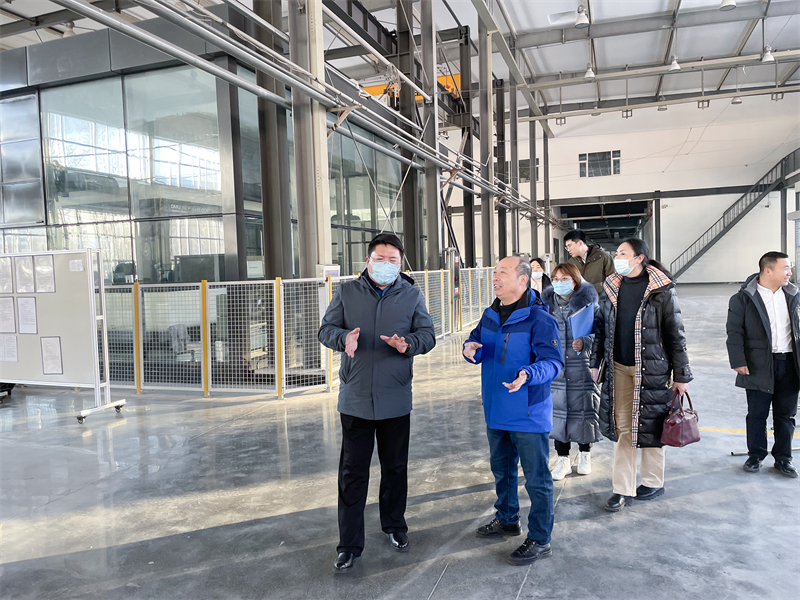 图2 参观我校汽车产业孵化园.jpg