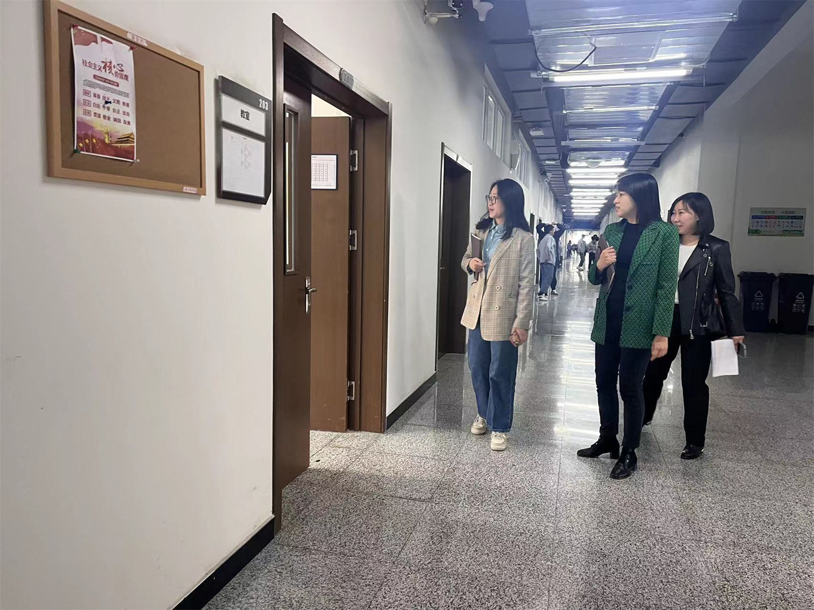 图5 就业处赵宇晶指导工作.jpg