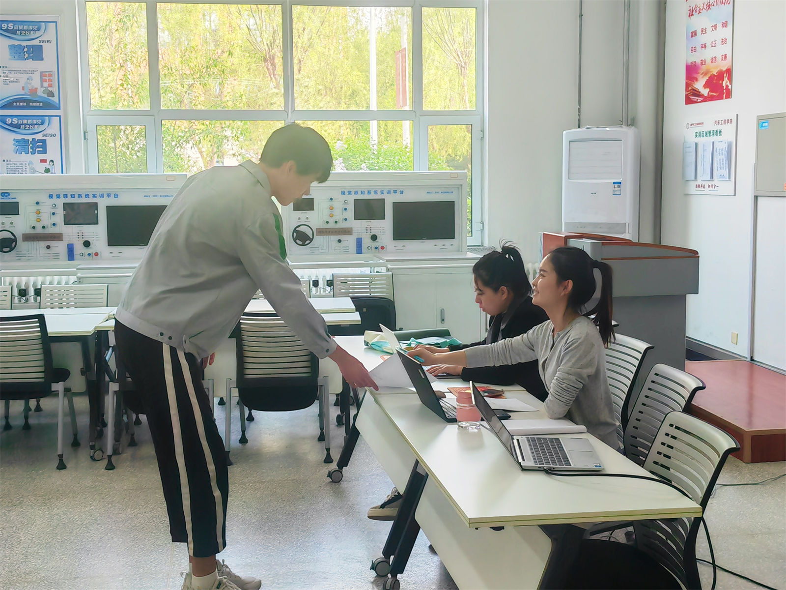 图4 评委老师点评指导.jpg