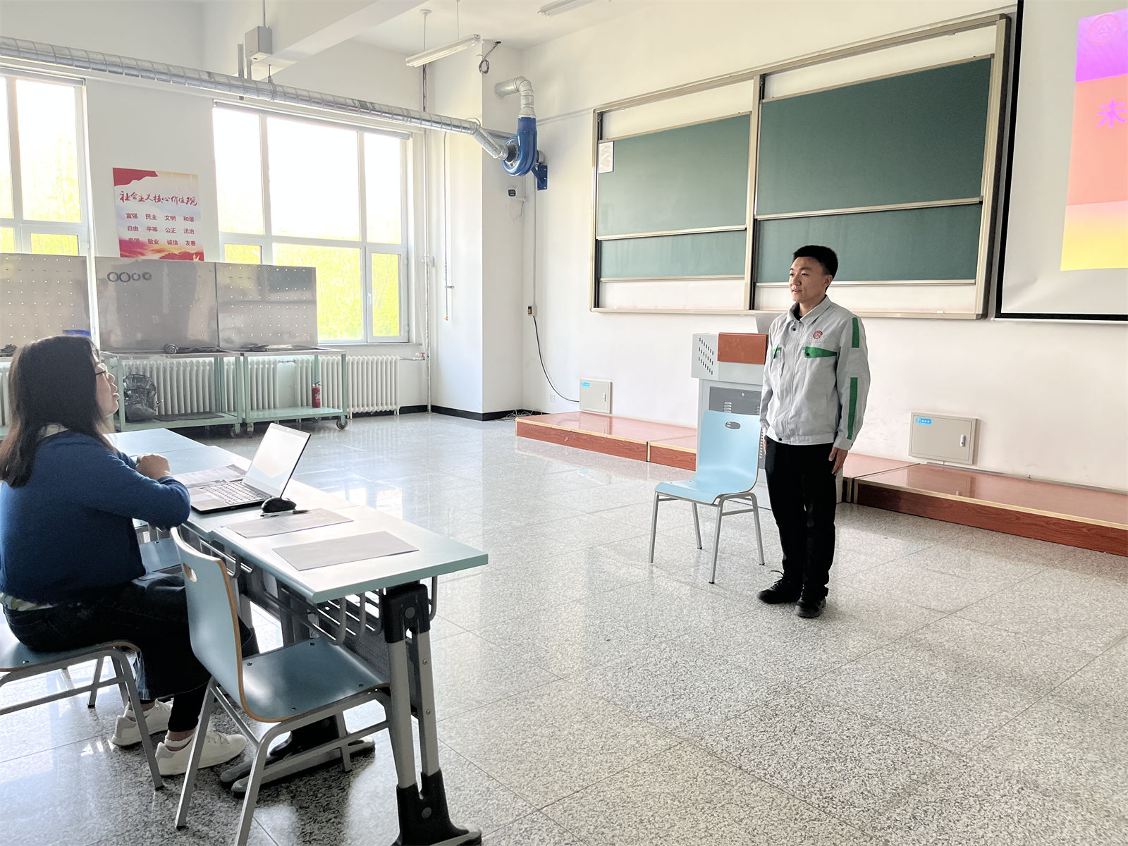 图3 学生模拟面试现场.jpg