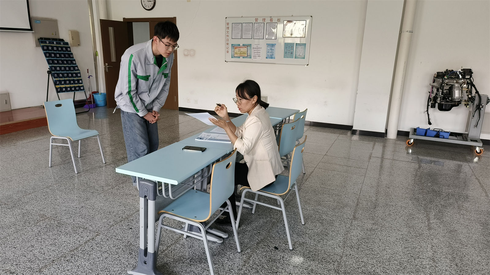 图2 学生模拟面试现场.jpg