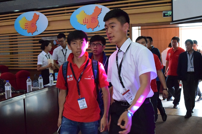 4志愿者在引导参赛队进入开幕式现场_副本.jpg