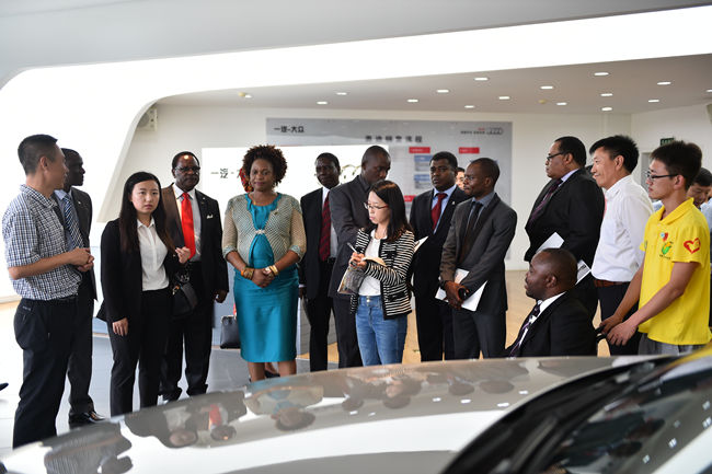马拉维跨党派联合考察团一行在汽车营销学院实训中心考察_副本.jpg